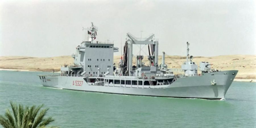 Marineschiff im Suezkanal