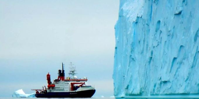 Die FS Polarstern vor einem mächtigen Eisberg in der inneren Pine-Island-Bucht in Westantarktis. Foto: K. Gohl/Alfred-Wegener-Institut/dpa Die FS Polarstern vor einem mächtigen Eisberg in der inneren Pine-Island-Bucht in Westantarktis. Foto: K. Gohl/Alfred-Wegener-Institut/dpa