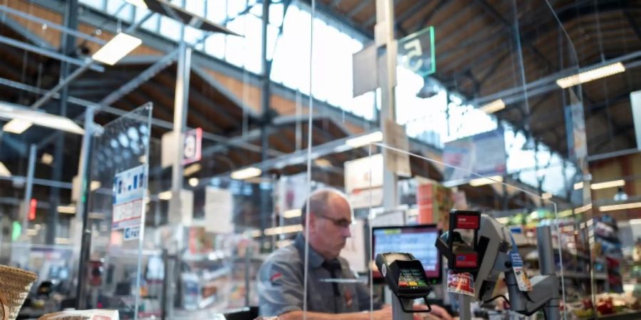 Kassierer in einem Supermarkt in Berlin