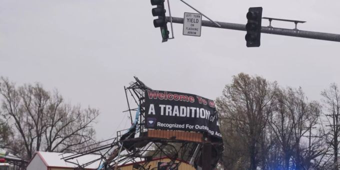 Spur der Verwüstung: Polizeibeamte begutachten die Schäden in Jonesboro, Arkansas, nach dem Durchzug des Tornados. Spur der Verwüstung: Polizeibeamte begutachten die Schäden in Jonesboro, Arkansas, nach dem Durchzug des Tornados.
