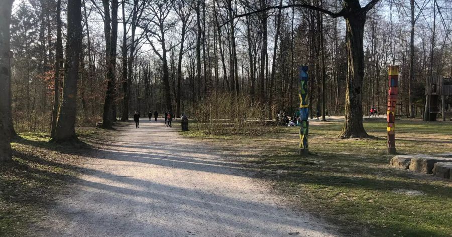 Auch im Bremgartenwald bei Bern sind viele Menschen unterwegs, wie eine weitere Leserreporterin berichtet.