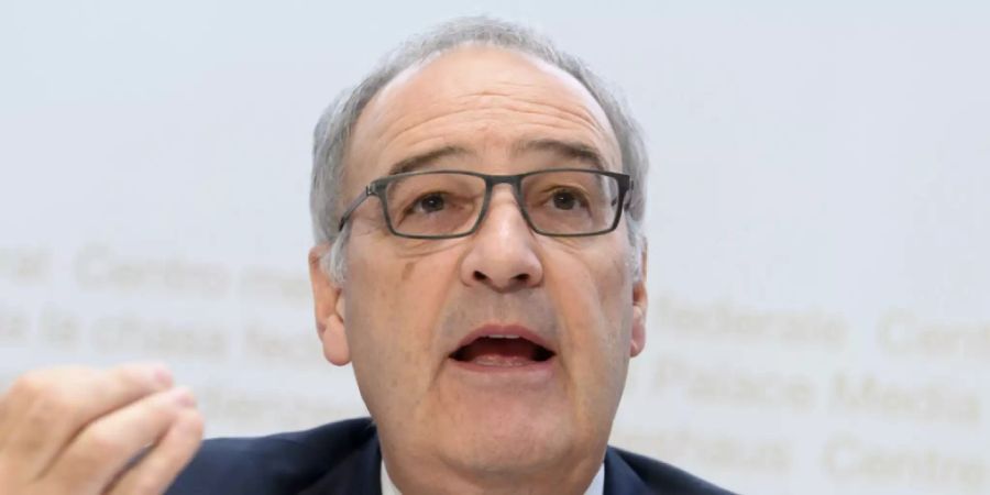 Bundesrat Guy Parmelin spricht sich dafür aus, für besonders hart von der Corona-Krise betroffene Unternehmen die Härtefallregelung auf den 1. Dezember einzuführen. (Archivbild)