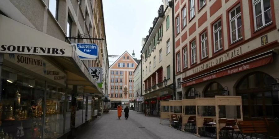 Leergefegte Strasse in München