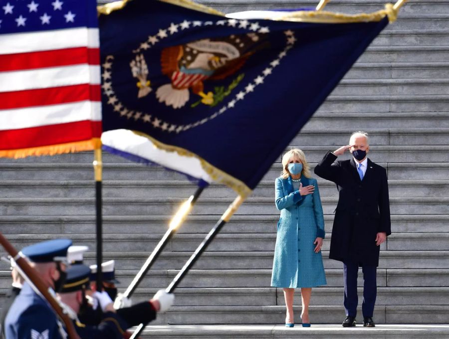 Joe Biden und Jill Biden nach der Vereidigung in Washington auf den Treppen des Kapitol.