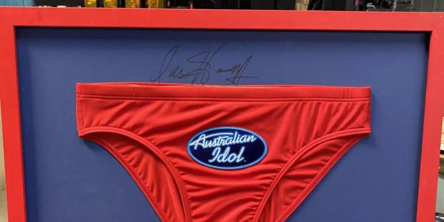 Die signierte und von David Hasselhoff getragene Badehose, die bei der Online-Auktion von LiveAuctioneers nun in Los Angeles versteigert wurde. Foto: Privat/LiveAuctioneers/dpa