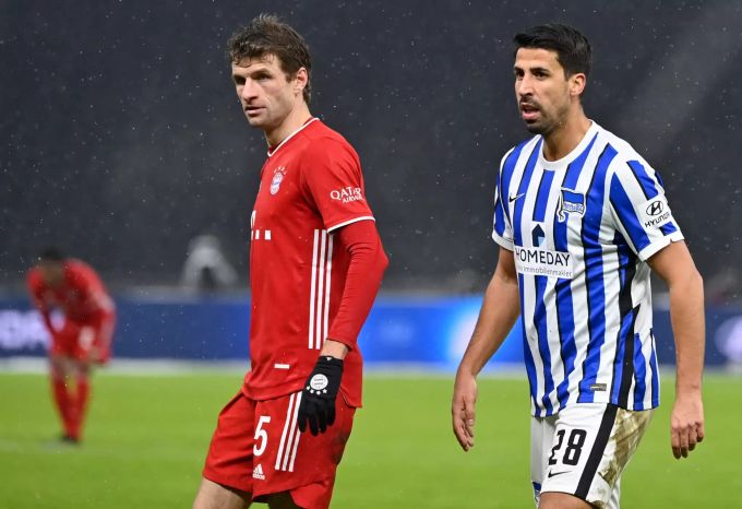 Sami Khedira (r) von Hertha BSC geht mit Thomas Müller von Bayern München über den Platz. Hertha Bayern München