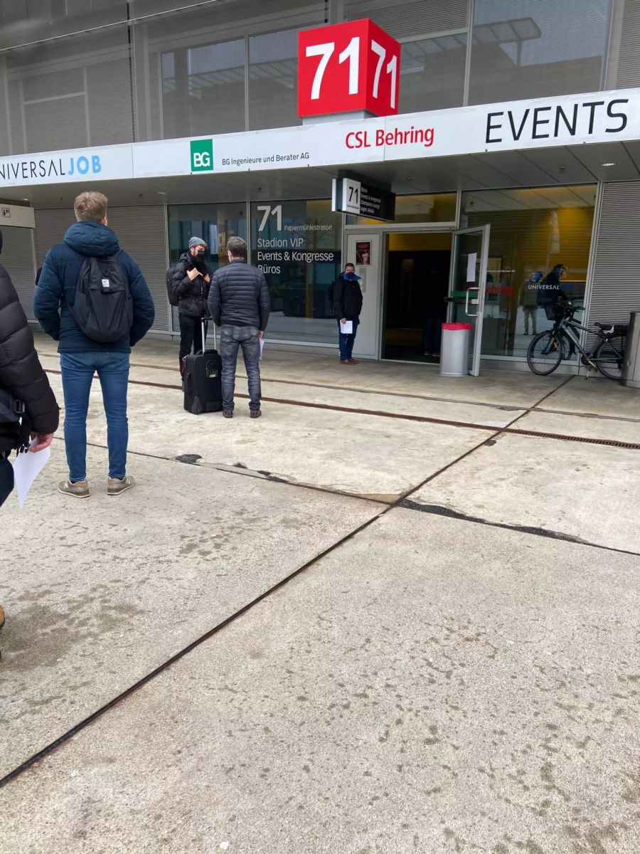 Auch in der Schlange vor dem Wankdorf wird Abstand eingehalten.