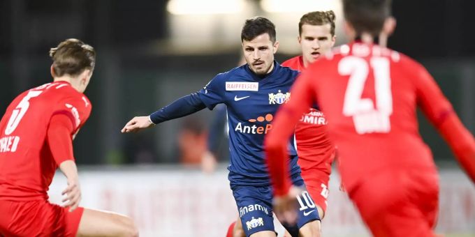 Zürichs Antonio Marchesano versucht sich gegen die Vaduzer durchzusetzen. FCZ