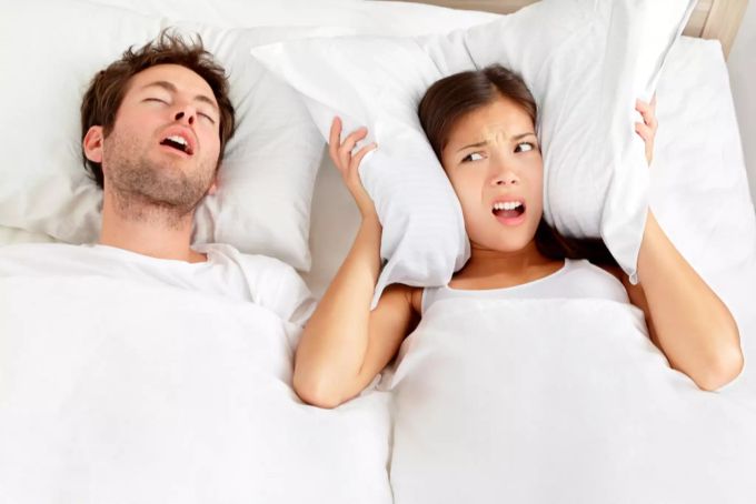Frauen schnarchen nicht nur seltener als Männer, sondern meist auch leiser. Frau und Mann