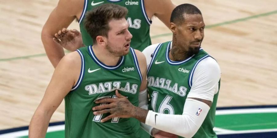 Luka Doncic (M) von den Dallas Mavericks wird von James Johnson (r) zurückgehalten, während er sich mit den Schiedsrichtern streitet. Foto: Jeffrey Mcwhorter/AP/dpa