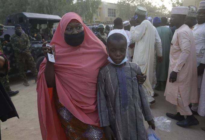Eine Mutter ist wieder mit ihrem befreiten Sohn vereint, der zu den entführten Schülern gehörte. Nigeria Boko Haram School