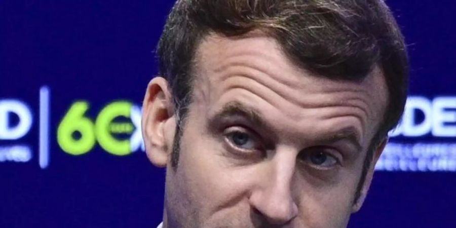 Frankreichs Präsident Emmanuel Macron will seine Arbeit von zu Hause aus fortführen. Foto: Martin Bureau/AFP POOL/AP/dpa
