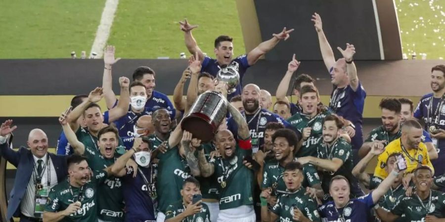 Spieler von Palmeiras Sao Paulo jubeln mit ihrem Pokal. Foto: Silvia Izquierdo/Pool AP/dpa