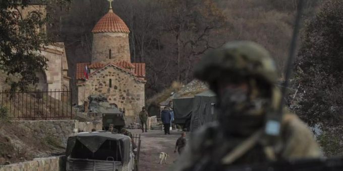 Ein Soldat aus Russland bewacht ein armenisches Kloster nahe Kalbadschar. Armenien