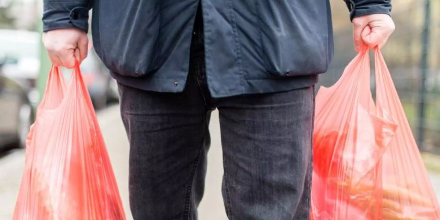 Union und SPD haben den Weg für das geplante Verbot von Plastiktüten an deutschen Ladenkassen frei gemacht. Foto: picture alliance / Sebastian Gollnow/dpa