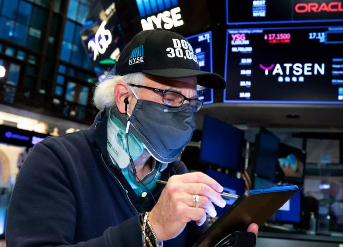 Dank der wachsenden Einsicht von US-Präsident Trump in seine Wahlniederlage hat der Dow Jones Industrial die 30'000-Punkte-Marke am Dienstag übersprungen. Wall Street Dow Jones