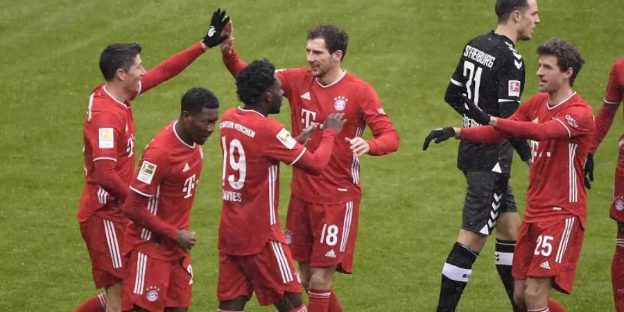 Bayerns Robert Lewandowski (l) jubelt über das Tor zum 1:0 mit seinen Teamkollegen. Foto: Lukas Barth-Tuttas/epa/Pool/dpa