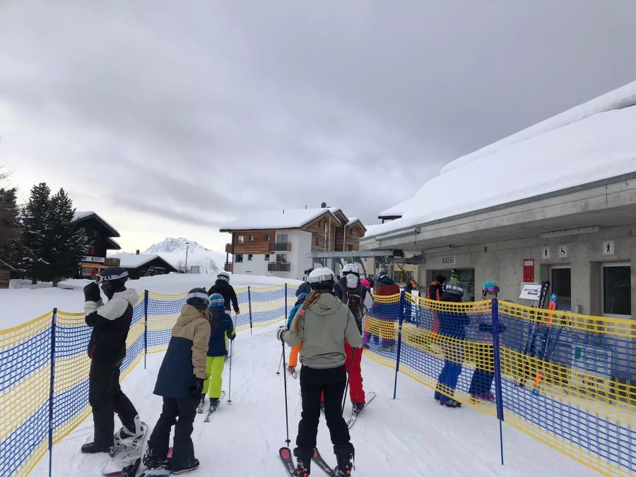 Auf der Bettmeralp VS läuft das Anstehen mit Abstand ab.