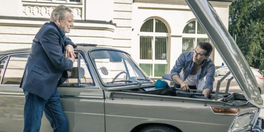 Arthur Bauer (Gerd Silberbauer, l) und Dr. Weissenböck (Florian Odendahl, r) unterhalten sich über die laufenden Ermittlungen. Foto: Markus Sapper/ZDF/dpa