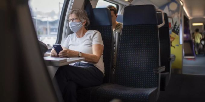 Eine Pendlerin sitzt in einem Zug der SBB. pendler