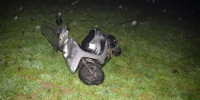 Der Motorradfahrer verletzte sich geringfügig, musste aber den Führerausweis wegen Verdacht von Angetrunkenheit abgeben. Unfall