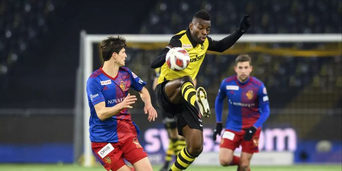 Basels Verteidiger Timm Klose gegen YB-Torjäger Jean-Pierre Nsame. FC Basel YB
