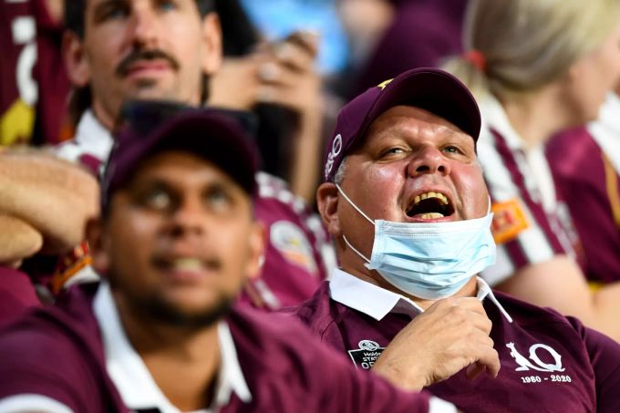 Einer der wenigen Fans im Stadion, der eine Maske trug. 2020 «State of Origin Series» in Australien