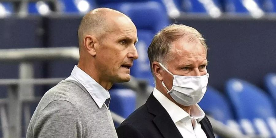 Augsburgs Trainer Heiko Herrlich (l) hat das Vertrauen von Manager Stefan Reuter. Foto: Martin Meissner/AP-Pool/dpa