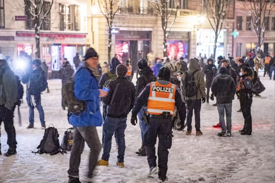 Die Polizei im Einsatz beim Fritschibrunnen auf dem Kapellplatz um 5.00 Uhr morgens in der Altstadt von Luzern am Schmutzigen Donnerstag, 11. Februar 2021.