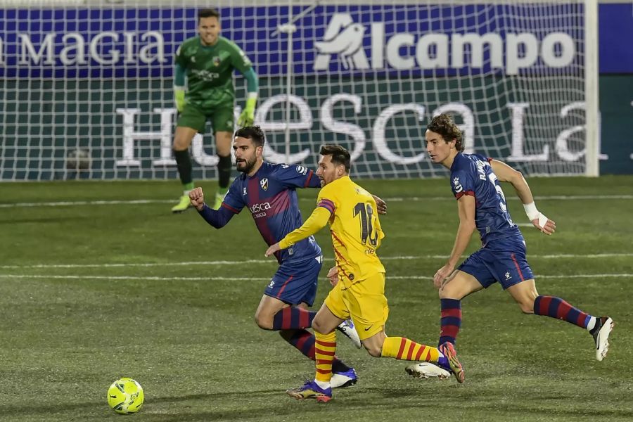 Lionel Messi wird von den Huesca-Verteidiger verfolgt.