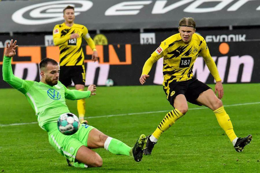 Erling Haaland (r.) steht beim BVB erstmals nach seiner Verletzung wieder in der Startelf.