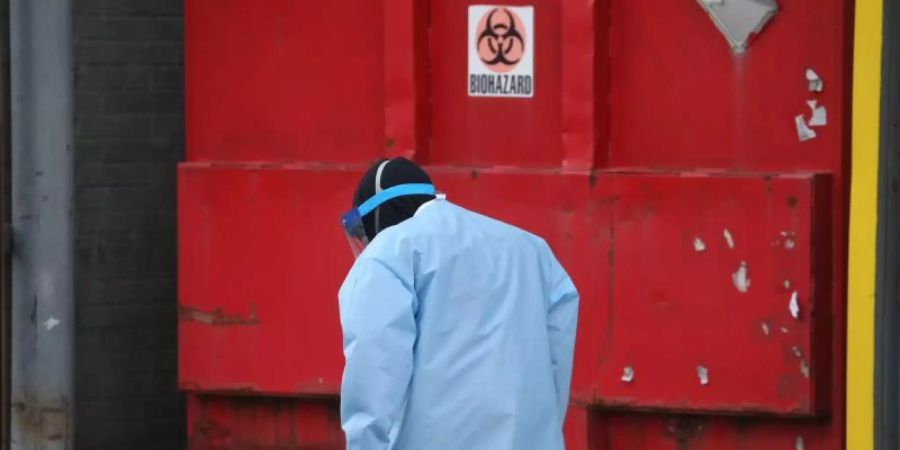 Ein Krankenhausmitarbeiter in Schutzkleidung in der US-Ostküstenmetropole New York. Foto: Dan Herrick/ZUMA Wire/dpa