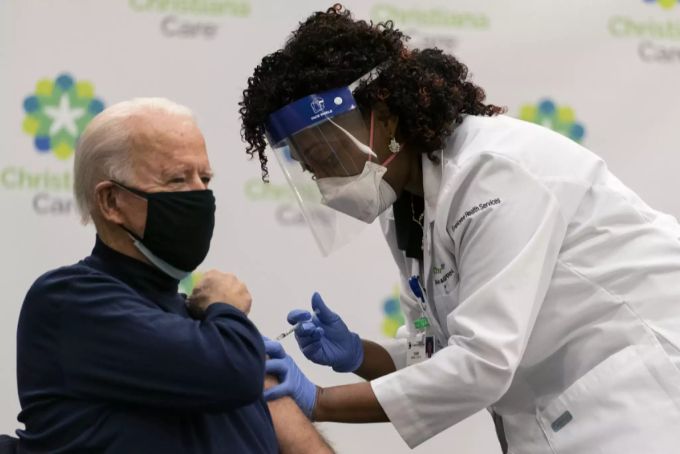 Dem künftigen US-Präsidenten Joe Biden wird die erste Dose der Corona-Impfung verabreicht. Coronavirus