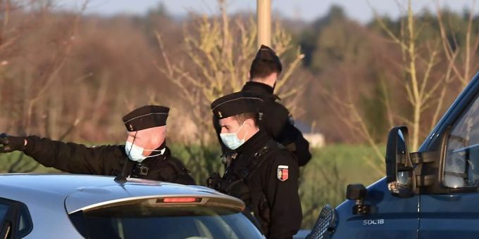 Gendarme blockieren den Zugang zum Veranstaltungsort einer Party. In Frankreich haben sich zum Jahreswechsel Tausende auf mehreren illegalen Grosspartys getroffen. Foto: Jean-Francois Monier/AFP/dpa Gendarme blockieren den Zugang zum Veranstaltungsort einer Party. In Frankreich haben sich zum Jahreswechsel Tausende auf mehreren illegalen Grosspartys getroffen. Foto: Jean-Francois Monier/AFP/dpa