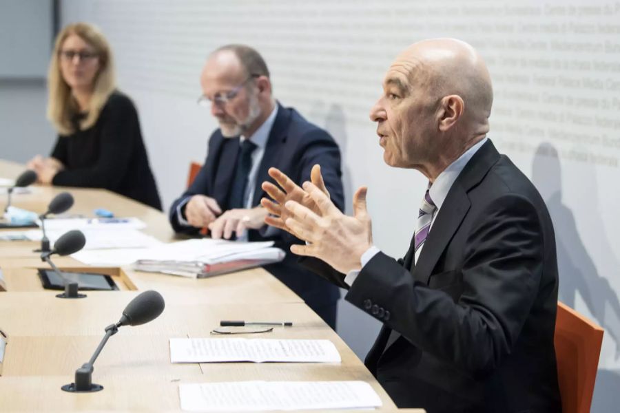 Daniel Jositsch an einer Medienkonferenz.