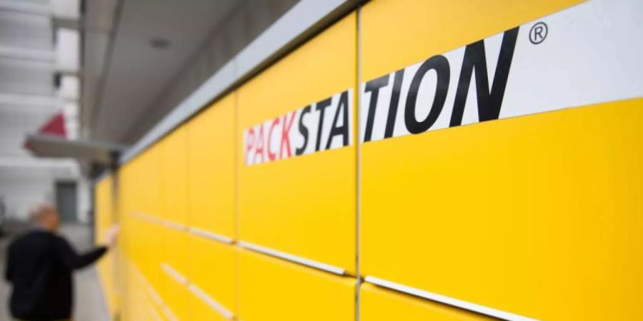 In den Packstationen landen ausschliesslich Pakete, die DHL transportiert hat - Sendungen anderer Dienstleister sind aussen vor. Foto: Lino Mirgeler/dpa