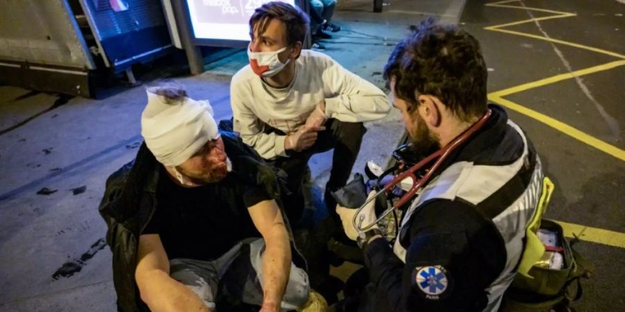 Rettungskräfte versorgen einen verletzten Fotografen
