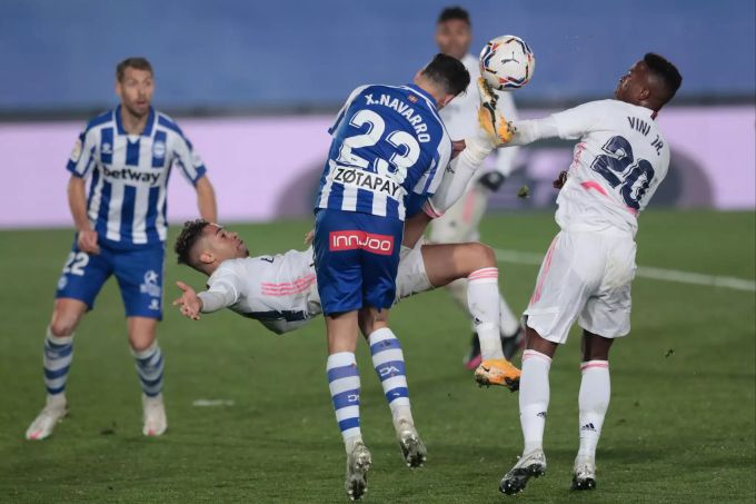 Mariano Diaz (2.v.l) von Real Madrid trifft den Ball per Fallrückzieher. Real Madrid CD Alaves