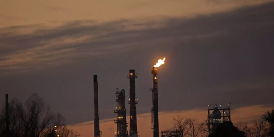 Der Ölmulti Exxon - im Bild eine Raffinerie in Louisiana - leidet unter den Folgen der Coronakrise. (Archivbild)