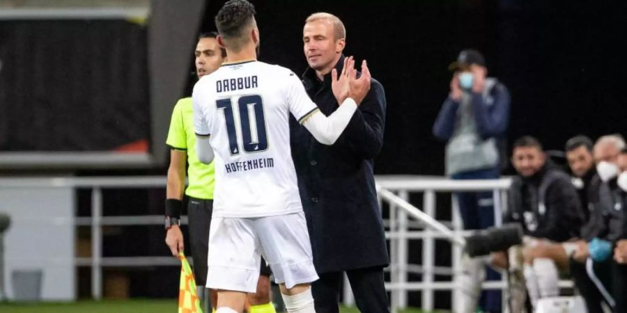 Hoffenheims Munas Dabbur bejubelt sein Tor zum 4:1 mit Trainer Sebastian Hoeness. Foto: Kurt Desplenter/BELGA/dpa