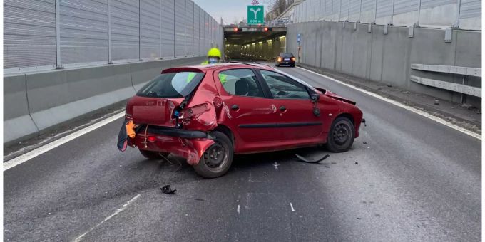 Überholmanöver führt zu Kollision zwischen zwei Personenwagen.
