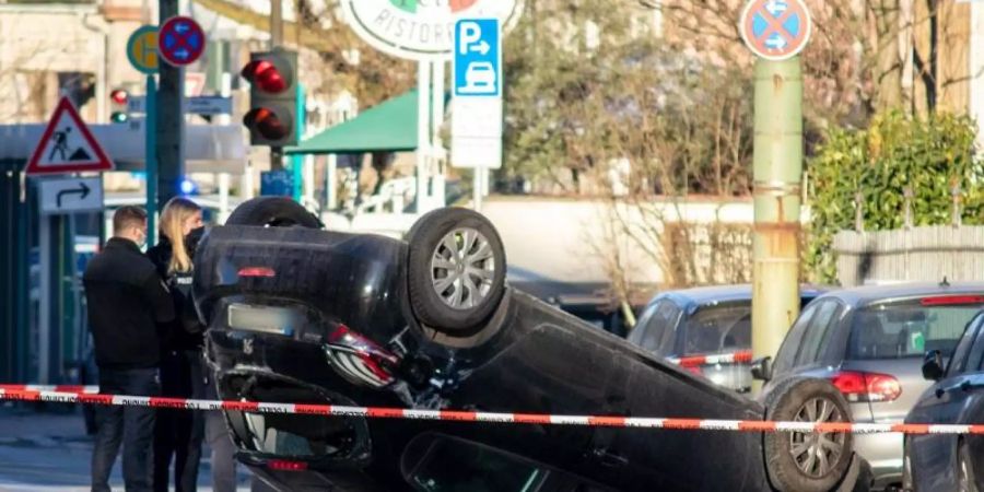 Polizisten an der Unglücksstelle. Es wird weiterhin davon ausgegangen, dass es sich um einen Unfall handelte. Foto: Theodor Popp/Keutz TV-News/dpa