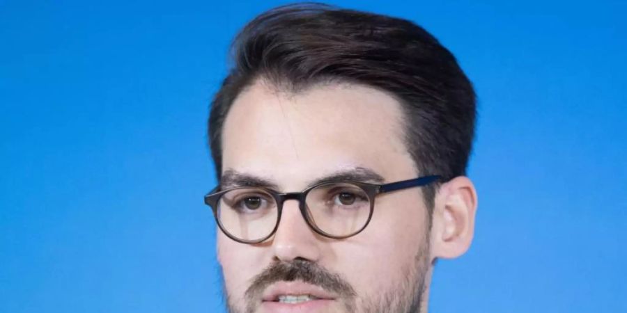 Daniel Flohr, stellvertretender Vorsitzender der Gewerkschaft Ufo, nimmt seinen Hut. Foto: Silas Stein/dpa