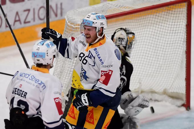 Erik Thorell, Spieler des EV Zug, feiert seinen Treffer zum 2:0. EV Zug