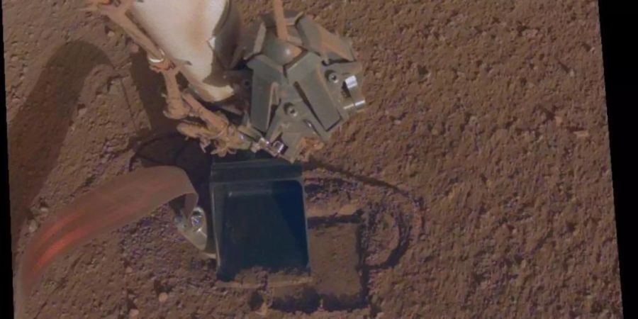 «Es war geplant, dass er fünf Meter in die Tiefe gräbt», sagt eine Sprecherin des Deutschen Zentrums für Luft- und Raumfahrt. «Das wird er nicht mehr machen.». Foto: NASA/JPL-Caltech/dpa/Archiv