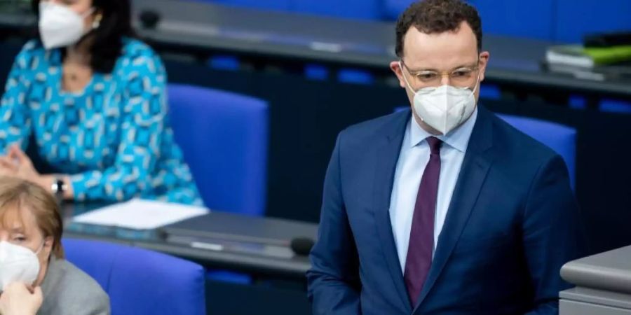 Jens Spahn geht zum Rednerpult für eine Regierungserklärung zu Corona-Impfungen. «Ich habe im Bundestag mein Wort gegeben: In dieser Pandemie wird es keine Impfpflicht geben», sagte er zuvor. Foto: Kay Nietfeld/dpa