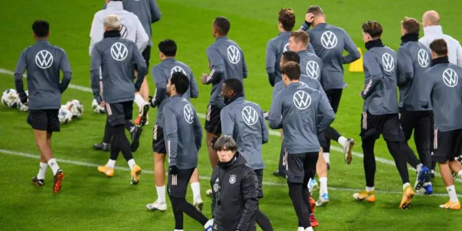 Mit nahezu komplettem Kader hat Joachim Löw das Abschlusstraining für das Fussball-Länderspiel gegen die Ukraine bestreiten können. Foto: Robert Michael/dpa-Zentralbild/dpa