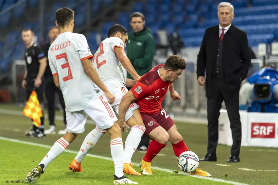 Xherdan Shaqiri (r.) behauptet sich gegen Mikel Merino (m.).