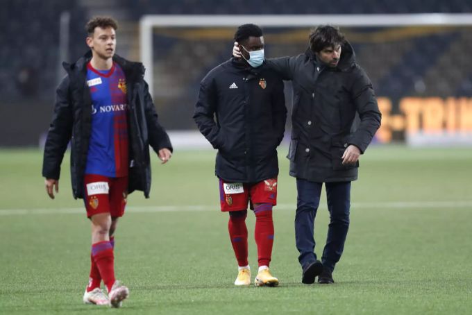 Trainer Ciriaco Sforza tröstet seine Spieler nach der Niederlage in Bern. FC Basel