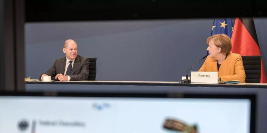 Kanzlerin Angela Merkel und Finanzminister nehmen aus dem Kanzleramt in Berlin am virtuellen G20-Gipfel teil. Foto: Guido Bergmann/Bundesregierung/dpa